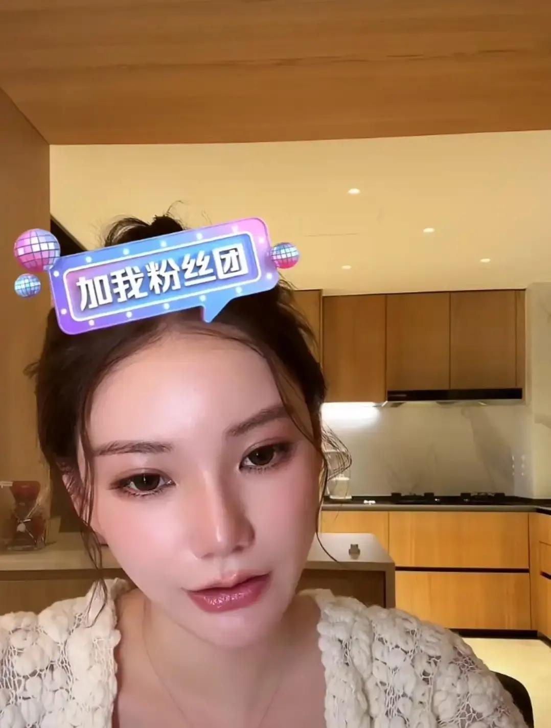 万人围观，她却说“我一点都不开心”马小梅的直播间常年过万。弹幕刷得飞快，她