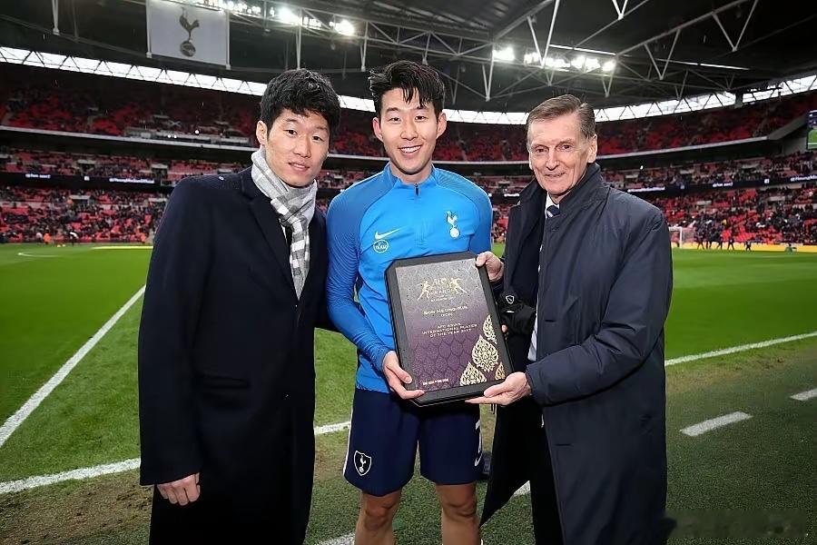 至今亚洲足坛，仍未见超级巨星闪耀顶级豪门，成为绝对核心。非洲有维阿、德罗巴、埃托