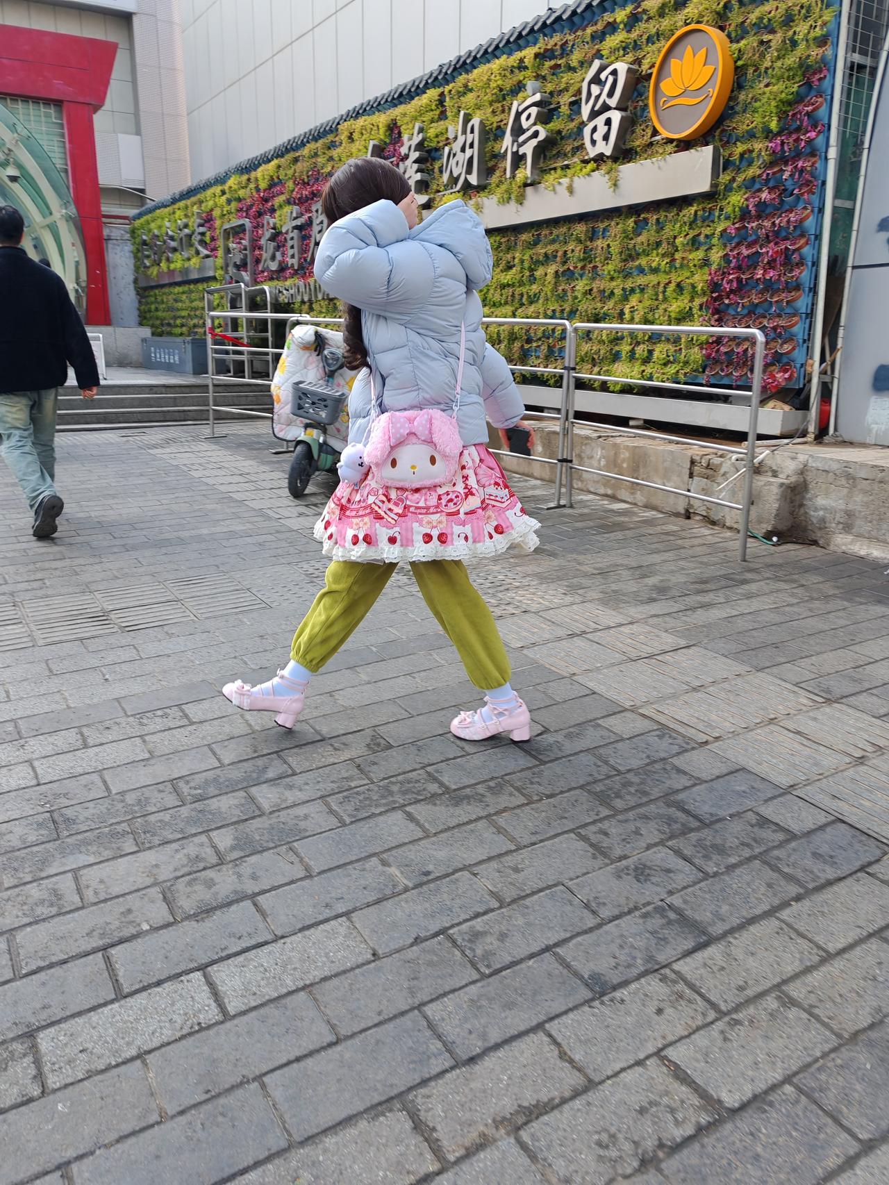 这是我的一个朋友，同我一样80后，今年42岁了，她喜欢这种洛丽塔风格的衣服，因下