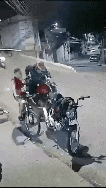 摩托车对撞，现场一片狼藉，一个字形容“惨烈”！现在要定责的话，请问一下，路边停车