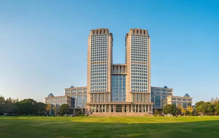 高考610分的他进了211，560分的同桌去了铁路类院校。五年后的今天，同桌已经