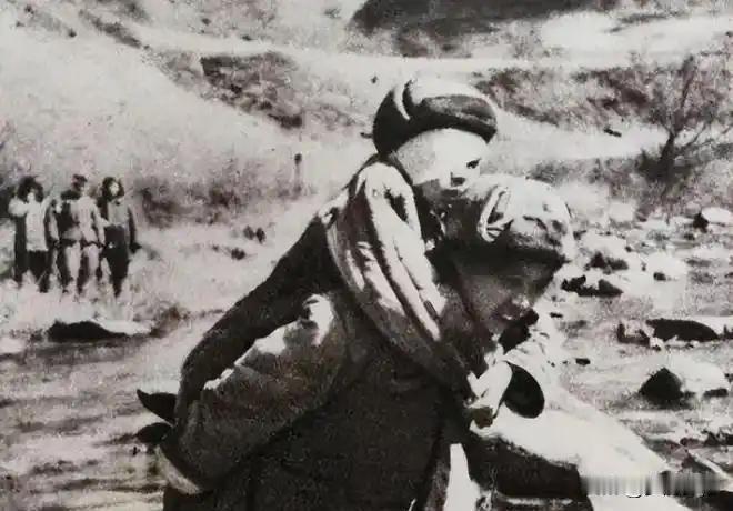 不忍杀生！23岁志愿军卫生员救下敌国女兵，相守28年才知她身份惊人1951