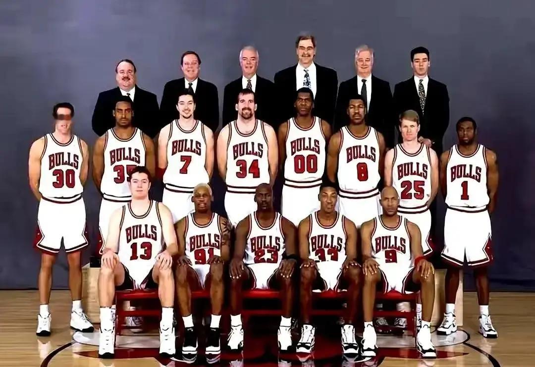 别再把乔丹当唯一的神供着了。公牛那六个冠军，真不是他一个人扛下来的。