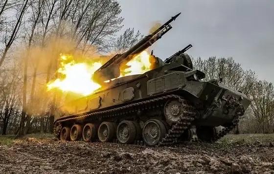 俄乌冲突让军事技术有了不少新发展。无人机成了战场主角，从辅助侦察变为核心攻击力量