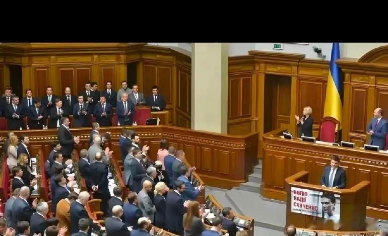 乌克兰议会通过法案，正式把俄语从“受保护语言”名单中移除！来源:蓝星八卦女