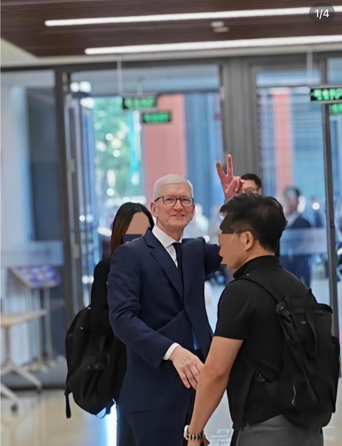 库克现身清华大学10月13日，库克身着深色西装，出现在清华经管建华楼门口，被