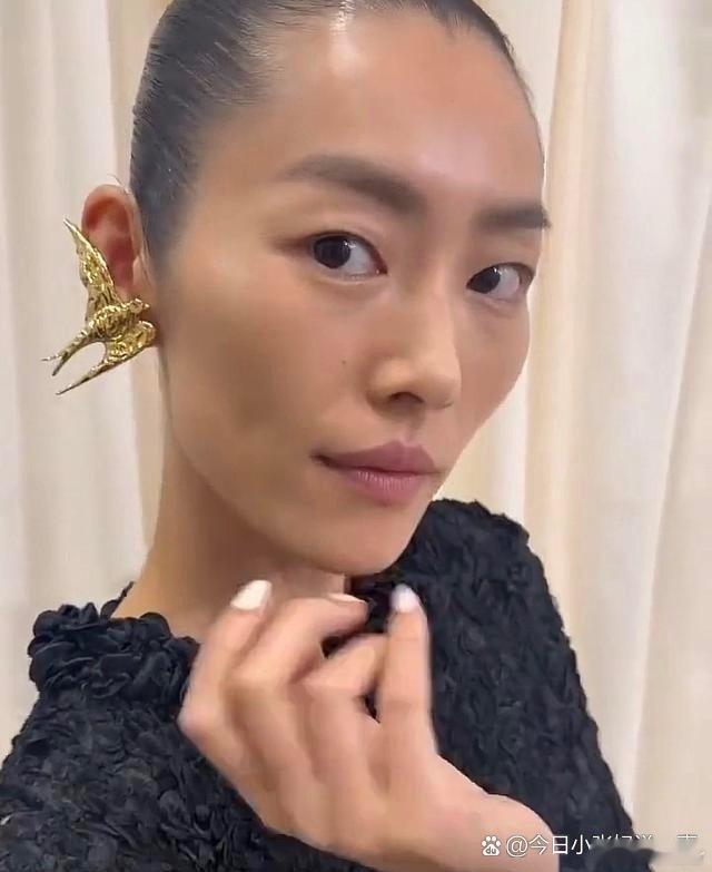 看刘雯有些贴发造型，真觉得她发际线太能打。​