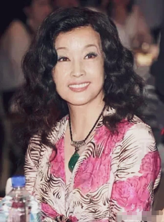 刘晓庆中国内地一级演员，是中国影坛的传奇人物。性格张扬，颜值出众！看着比林青霞还