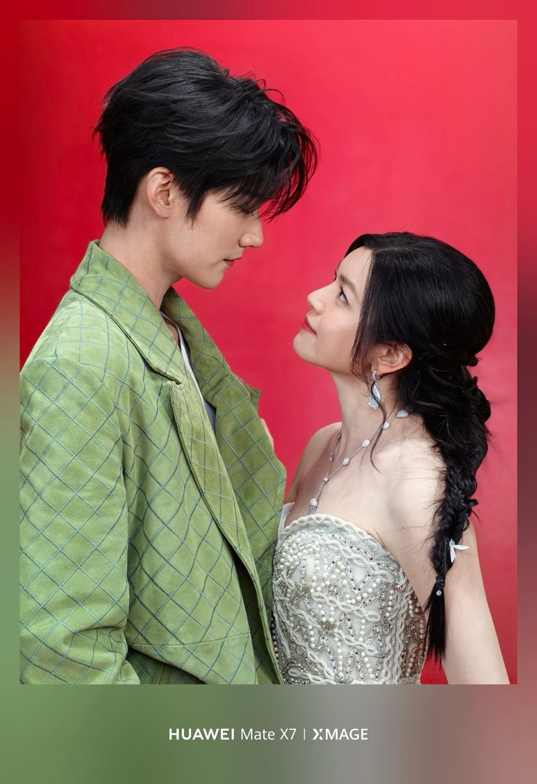 周柯宇陈妍希互拍微博之夜的周柯宇和陈妍希互拍的瞬间也太甜了，不管是红毯上的高定