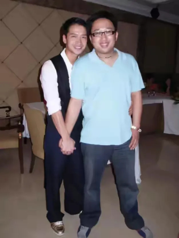 于正白月光何晟铭于正之所以对何晟铭另眼相看，是因为当年两人拍摄《美人心计》时，