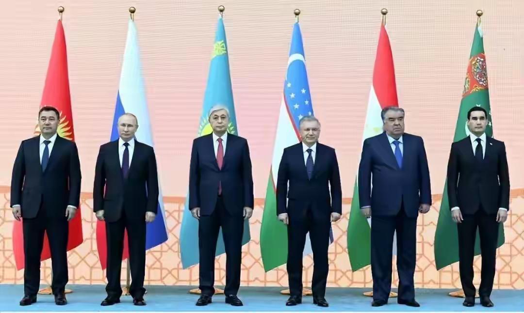 “棋子被端走，棋盘换人！”2025年11月18日，中美同日在中亚落子：特朗普把五