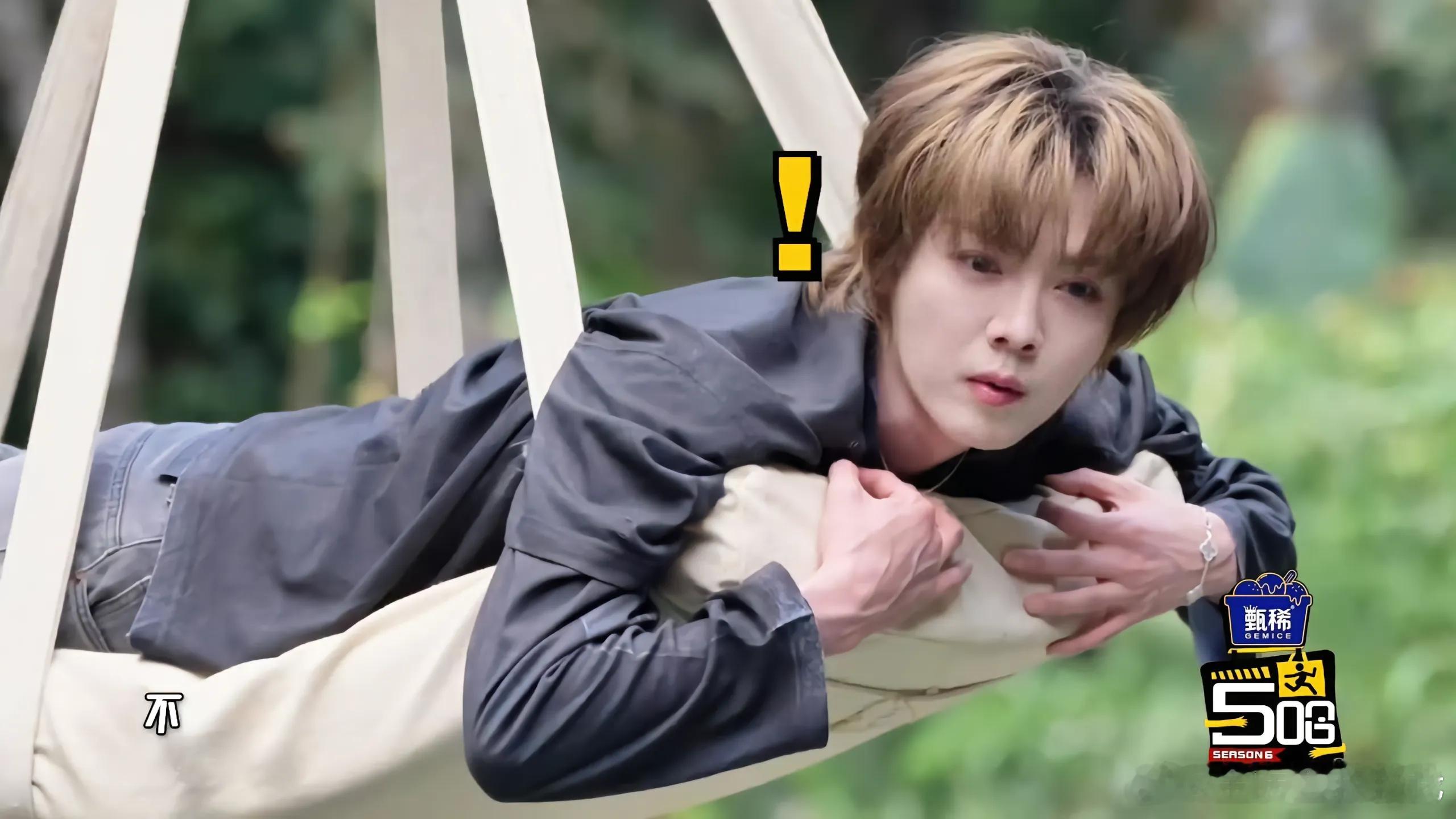 鹿晗脸和手反差感鹿晗脸和手各长各的鹿晗手和脸明显反差哈哈哈哈哈哈哈！！无