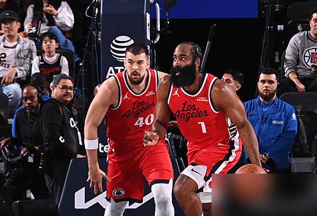 卡子（伦纳德）人都懵了，一度西部第一的快船，竟亲手拆了冠军阵容！眼看哈登和