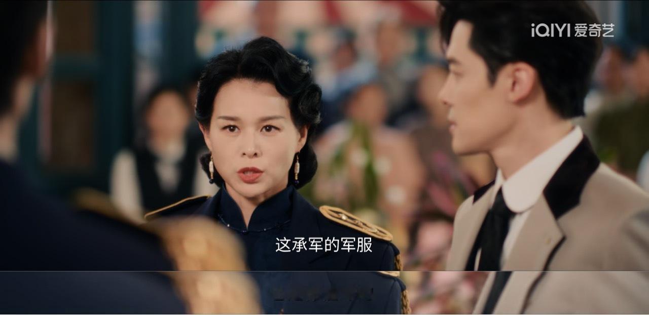 别尬黑了吧第一集清清楚楚明明白白的说了，而且我家小比格就穿了第一集的一个场合，为