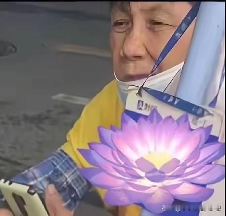 梅姨，终于看到她的庐山真面目了，一位生活在广州白云区麦地西街的网友把她的照片给发