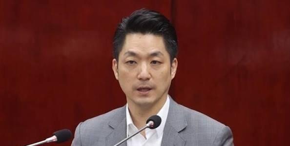 又是DNA，又是身世谜，蒋万安这次直接被点名验血验亲。四年前有人要他验，四年后同