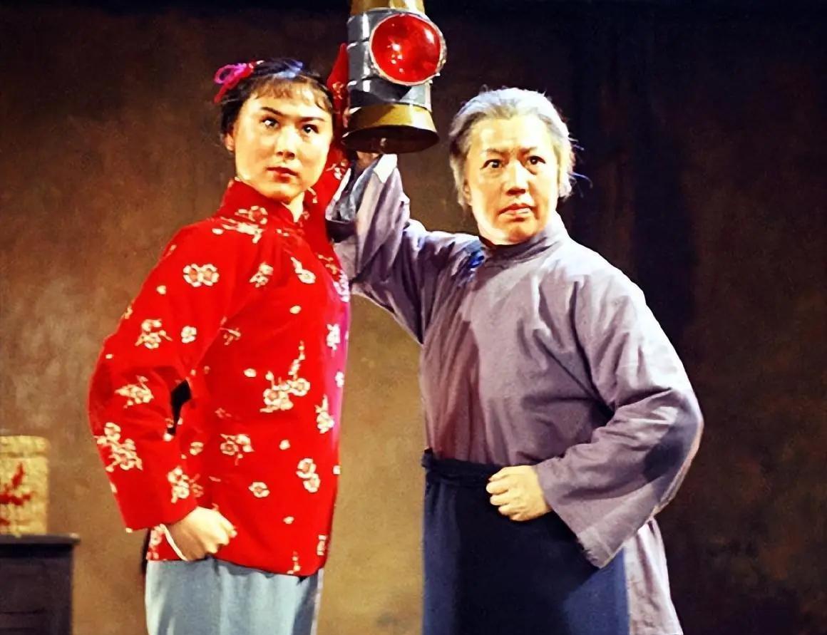 “样板戏”中三位老旦，你认为最佳演员是哪一位？1、高玉倩。在《红灯记》中扮演“