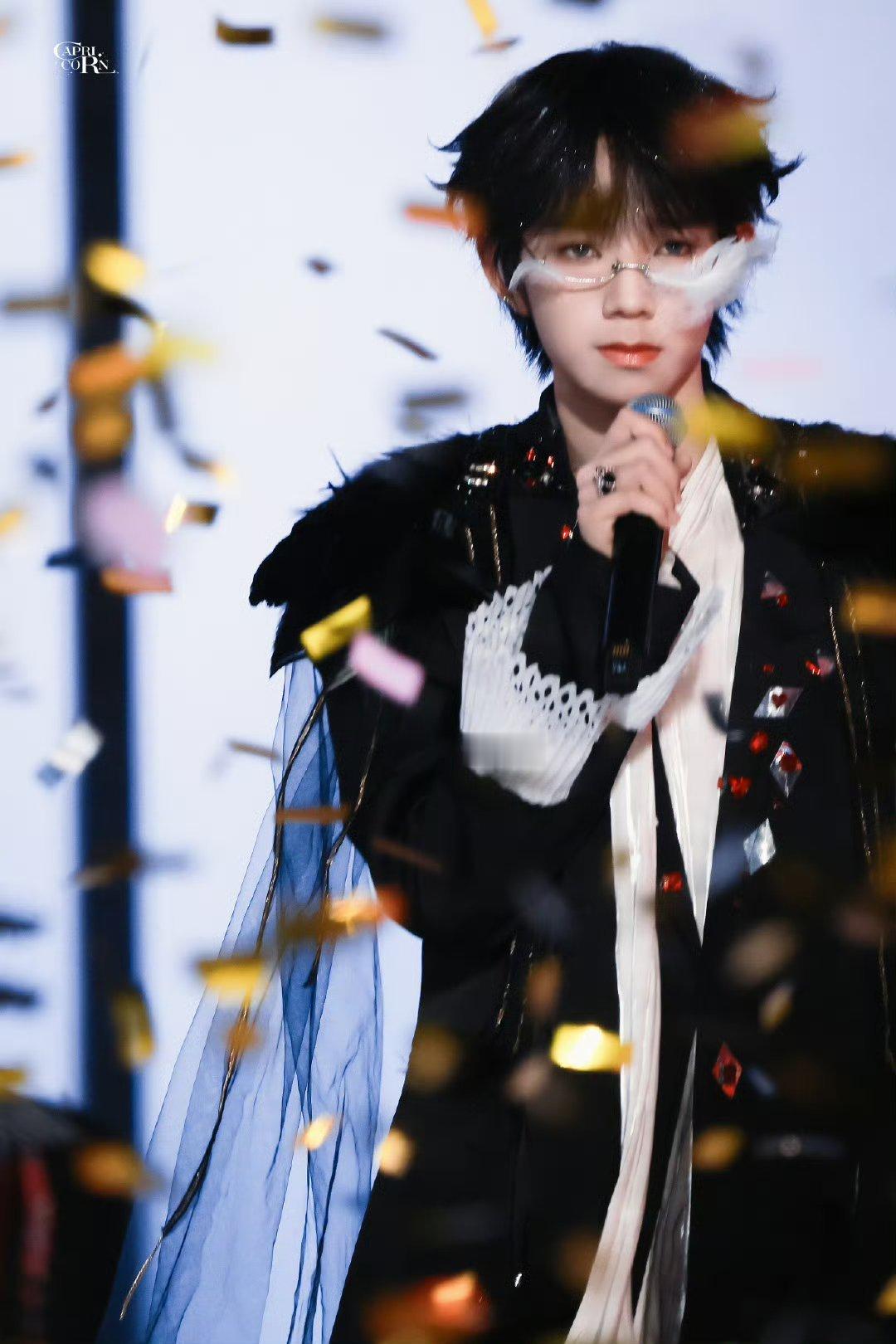 王橹杰羽毛眼链神美貌在发力