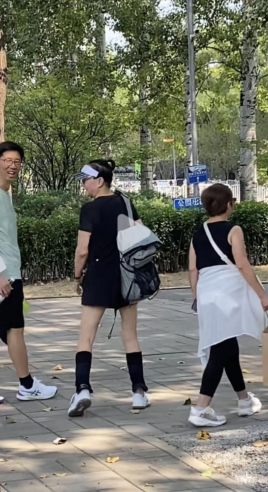 9月18日，宋丹丹与李静等人一起在北京朝阳公园晨跑，66岁的宋丹丹身材很好，腿好