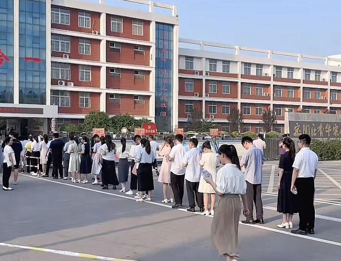 一个25岁刚考上教师编的女硕士，为了2200块钱丢了铁饭碗，断送了美好前程，这事