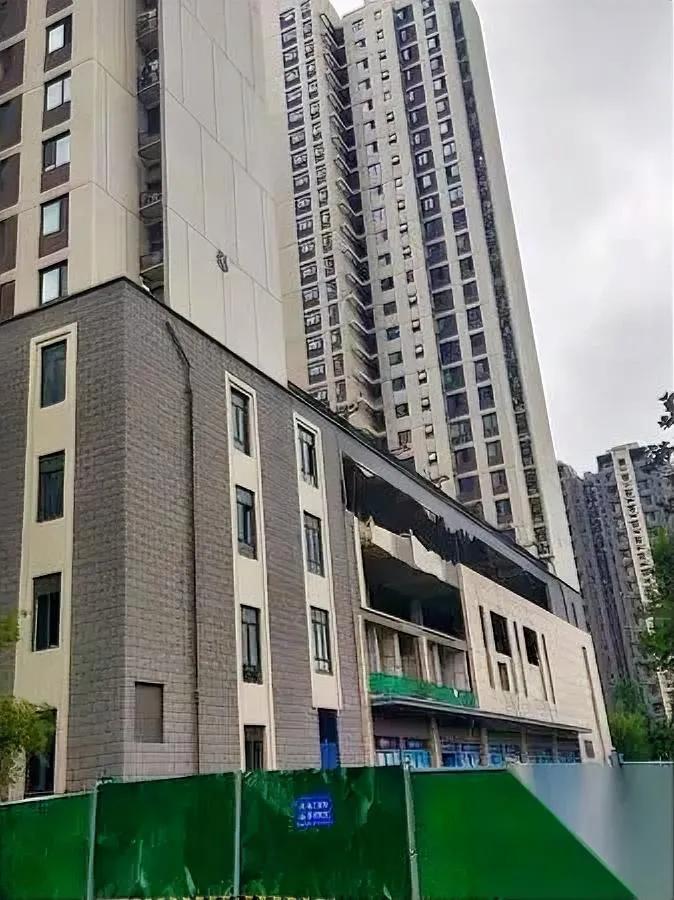 我侄子当消防员第三年，遇上件堵心事儿。一个为情跳33楼的姑娘，身体卡在二楼平