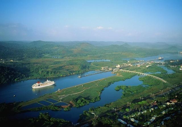 李嘉诚想跑，要把全球43个码头打包卖给美国贝莱德，我们为了国家安全当然不答应，结