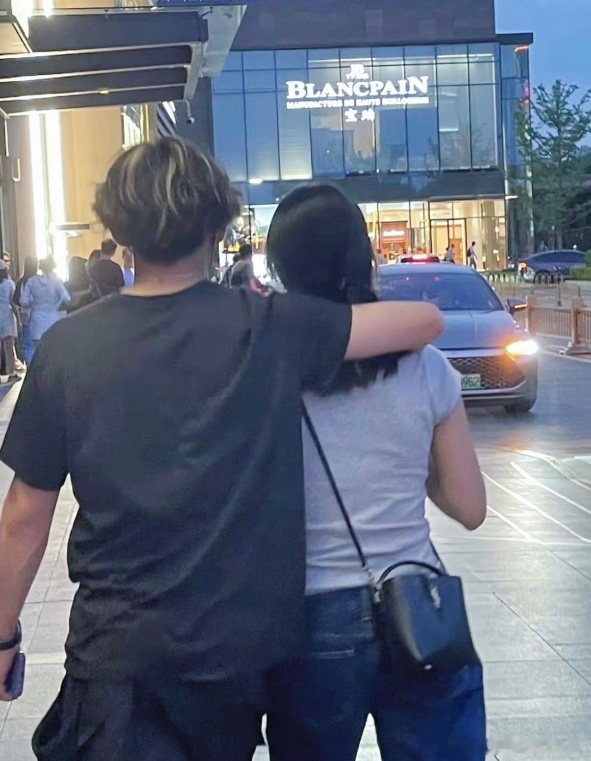 苏翊鸣甜蜜回复朱易谁的DNA又动了！朱易发合照喊“HappySuday!”，