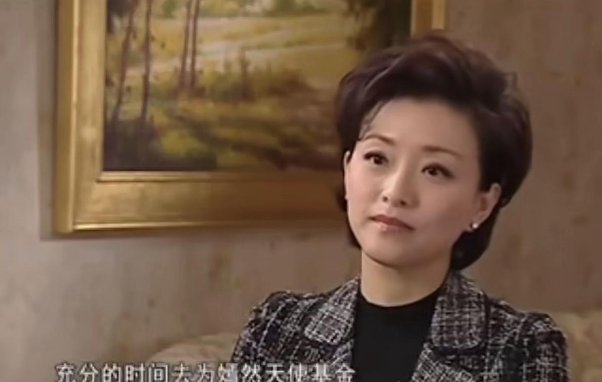 李亚鹏和王菲的采访视频里，藏着一个被时间冲刷的秘密。2006年，他们对着镜头互