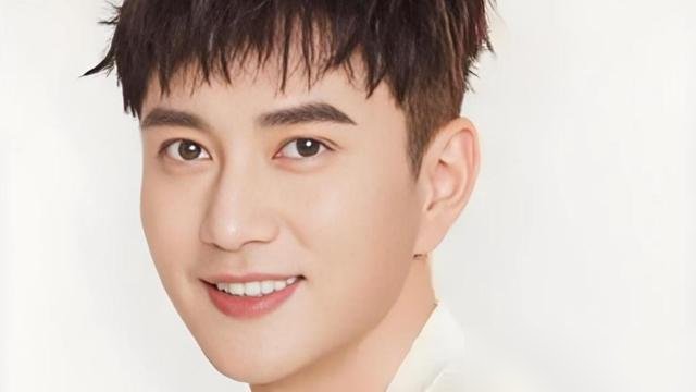 王仁君拿了飞天视帝，扭头又进组演毛泽东去了。这已经是第六次。从《古田军号》到《浴血荣光》，他把自己焊