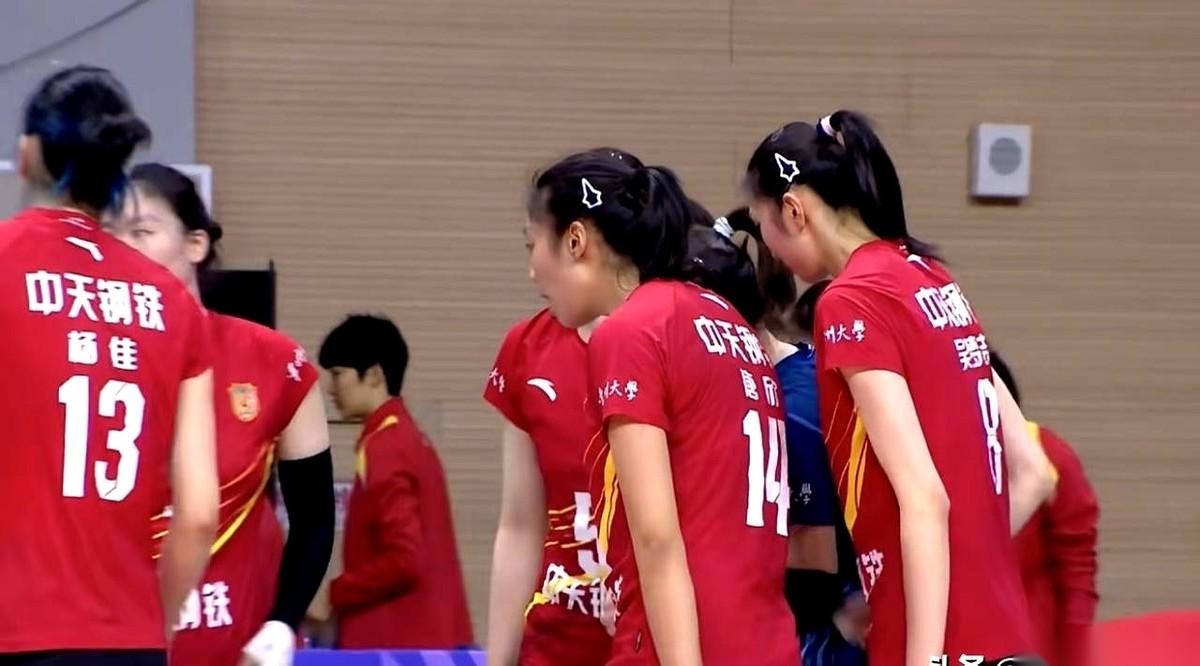 都以为江苏对上海这金牌战，是针尖对麦芒。结果开场哨一响，上海队两个外援的重炮，