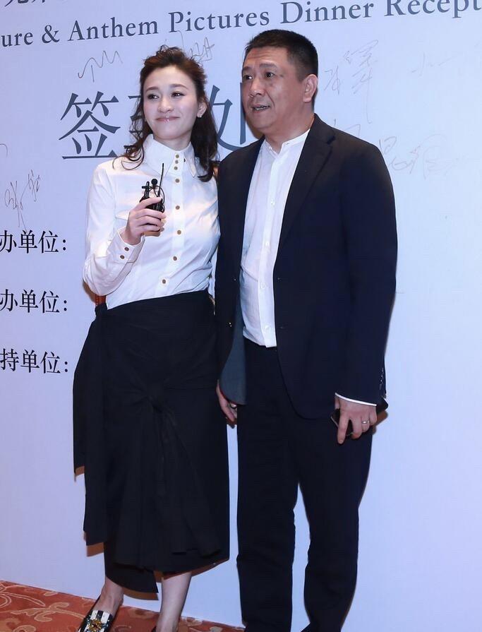 这是我看见李小冉最幸福的时候，依偎在老公徐佳宁旁边，小鸟依人般迷人，你看她脸上洋