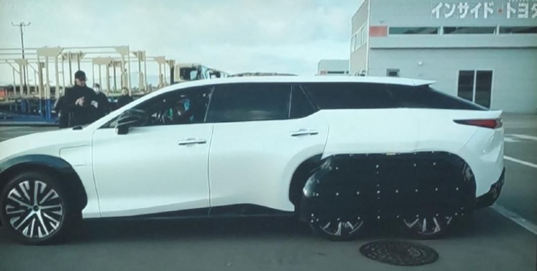 雷克萨斯新LS的测试原型车，6轮瓦罐吗？有点意思...42how雷克萨斯L