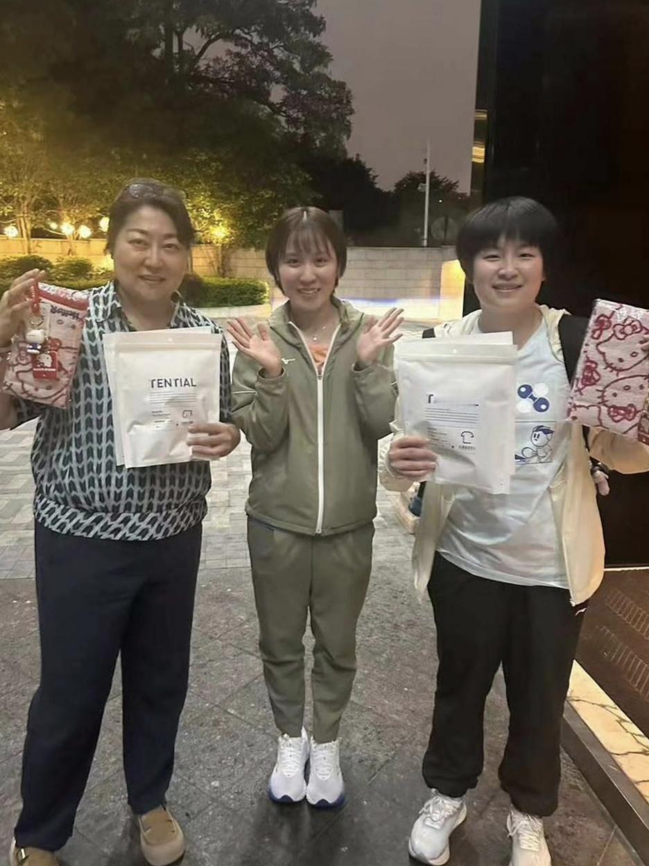 平野美宇在社交媒体上分享了给队友蒯曼、覃予萱，甚至还有主教练送日本礼物的图片。