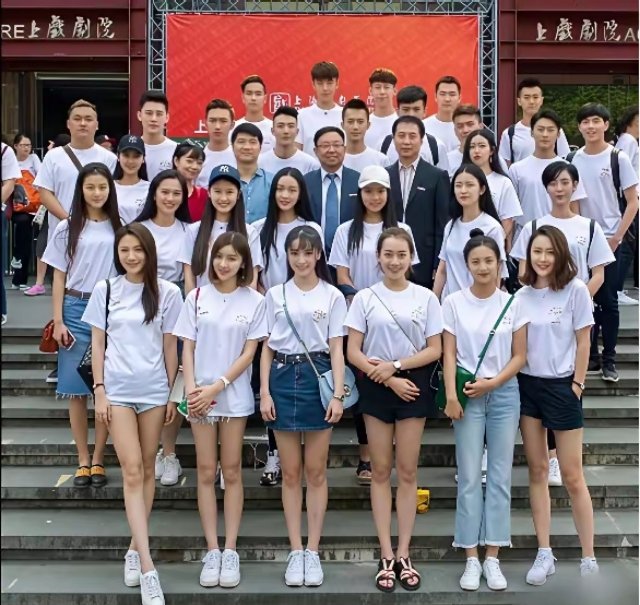 上海戏剧学院这一届的班花确实不一样，一眼看过去就让人惊艳。她长着鹅蛋脸，长相、身