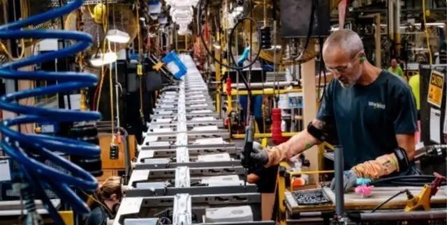 一位美籍华人表示：“中国人不要太自大，美国之所以去工业化，是因为钢铁、机电、军工