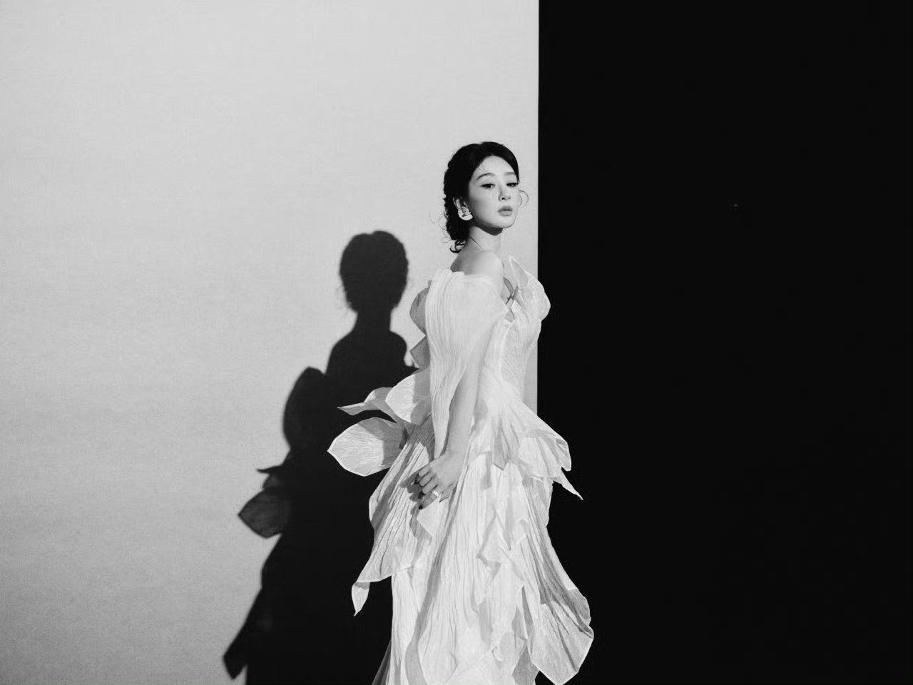 杨紫昨天直播造型，好美哦身穿HacchicCouture2026春夏系列​