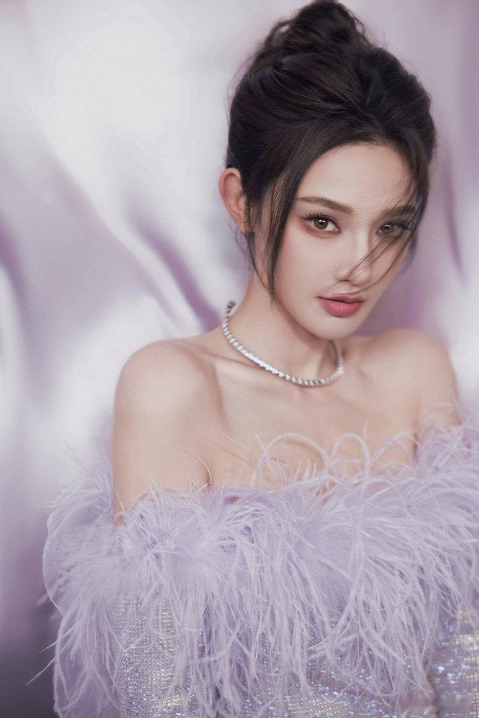 彭小苒羽毛版雨墨彭小苒羽毛裙造型彭小苒×慕雨墨，羽毛加身，气质拉满！电视剧暗河