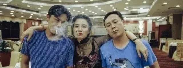 女星宋佳早年一张旧照突然在网上疯传，照片里的她穿着打扮和现在判若两人，表情动作也