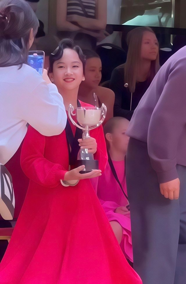 邓超陪女儿英国参加舞蹈比赛，12岁小花摔倒画面曝光，仅获第二名时间过得太快啦，孙