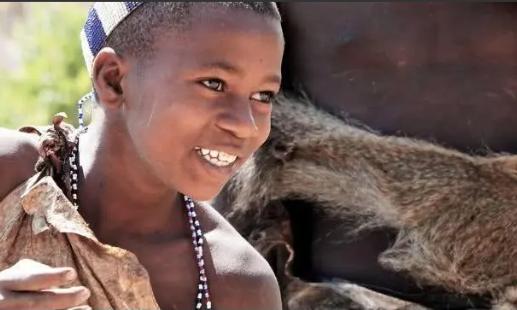 在非洲有这样一个“奇葩”部落，孩子的父亲去世后，儿子会继承父亲的遗产，自己妈妈也