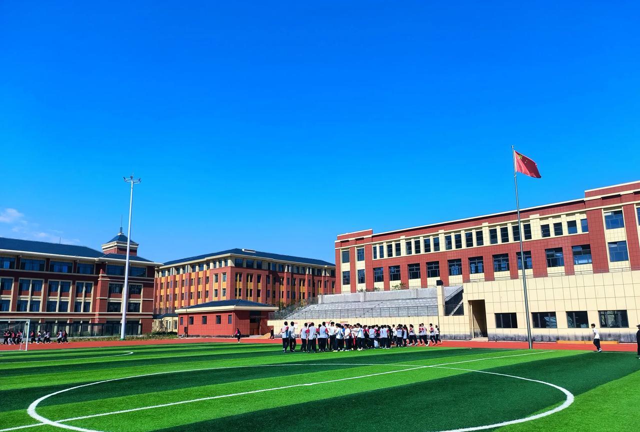 一位教育专家说，每所学校都要组织听课，并且要求每个学期听课多少节，听完之后还要评