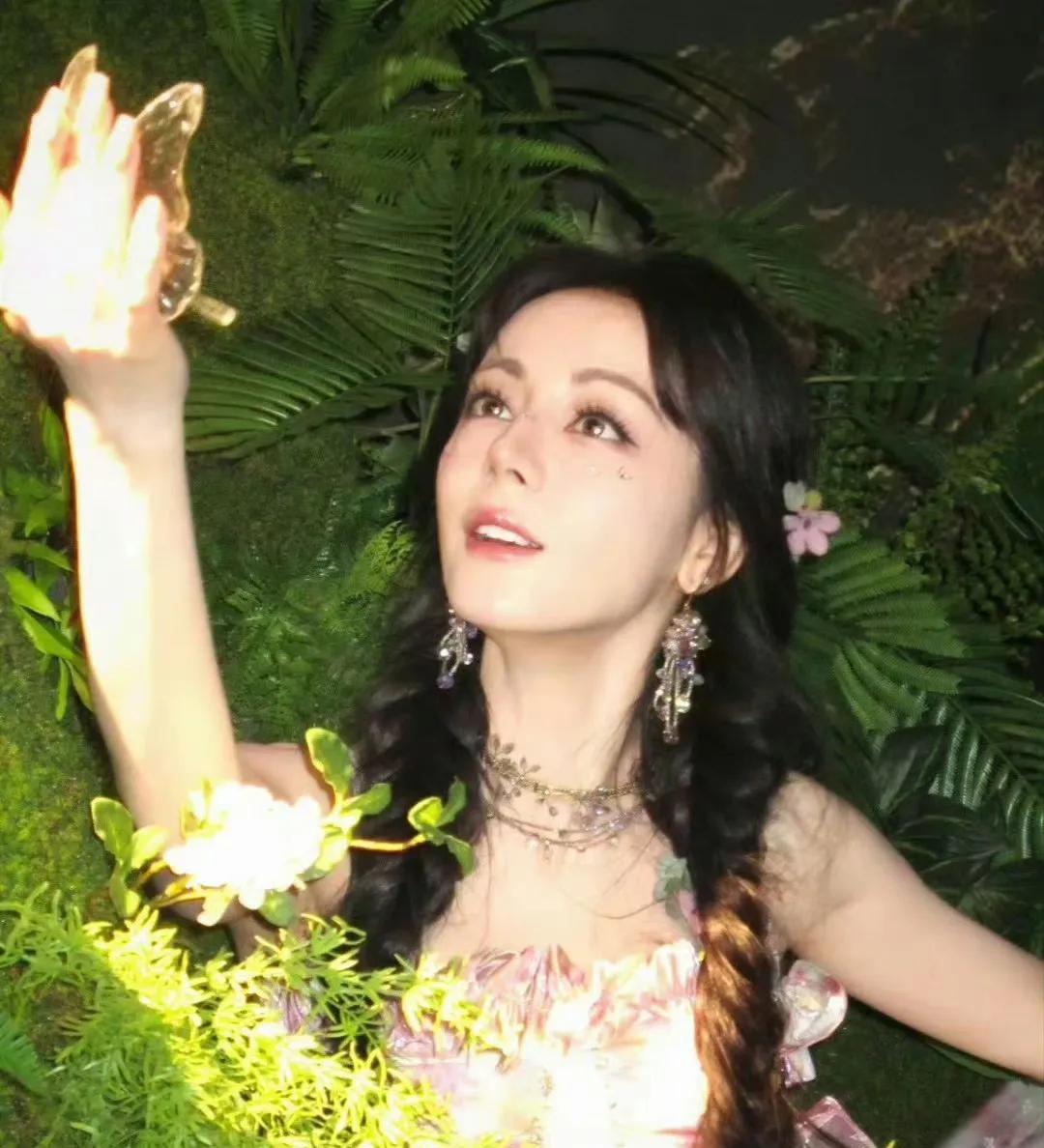 #迪丽热巴送刘宇宁花篮：双向奔赴的情谊，藏在细节里的温暖迪丽热巴给刘宇宁送花篮