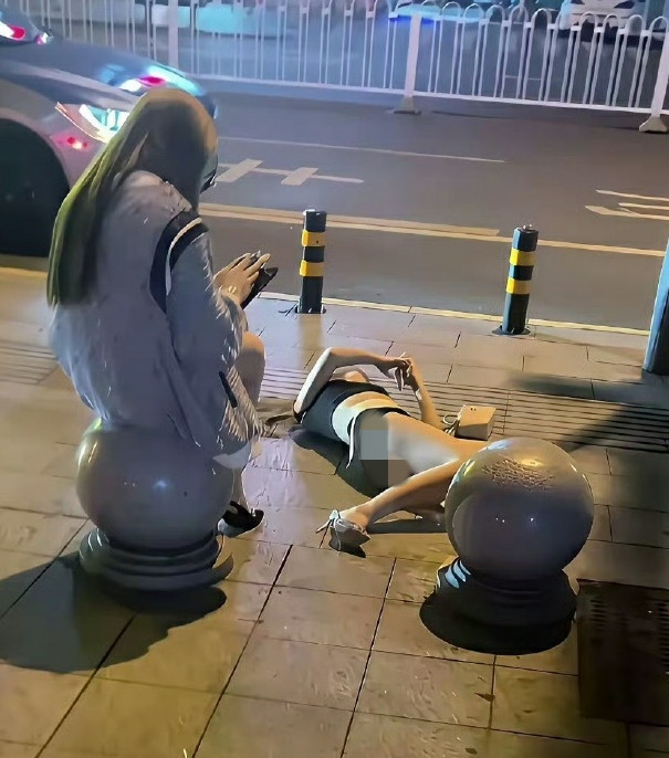 从夜店出来，喝多了，地上躺一下。还有醉酒的女孩，直接倒在垃圾堆里。夏天了，会越来