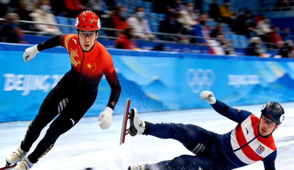 四年备战，就差5圈，被英国选手一肩膀撞碎了。刘少昂从外道正要起速超车，英国