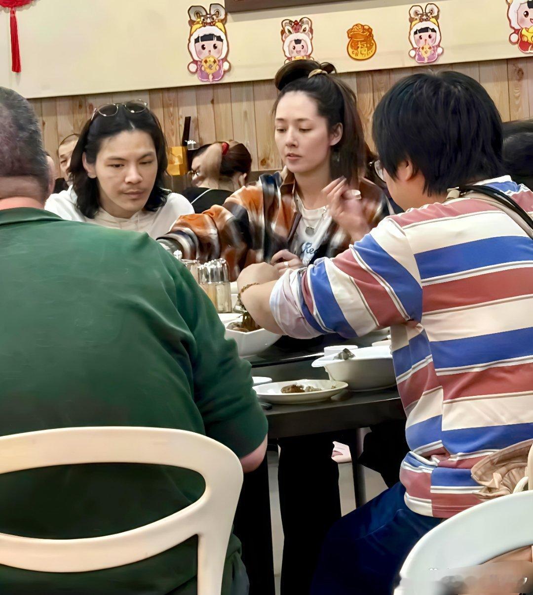 吃饭时遇到郭碧婷，幻灭了！发型邋遢，一点没有网上吹的那么好看，很普通！