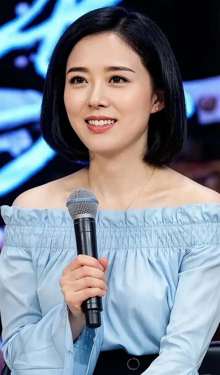 颜丹晨这么多年了随便一拍都这么美呀😆真的是个漂亮女人但是这个衣服咋回事