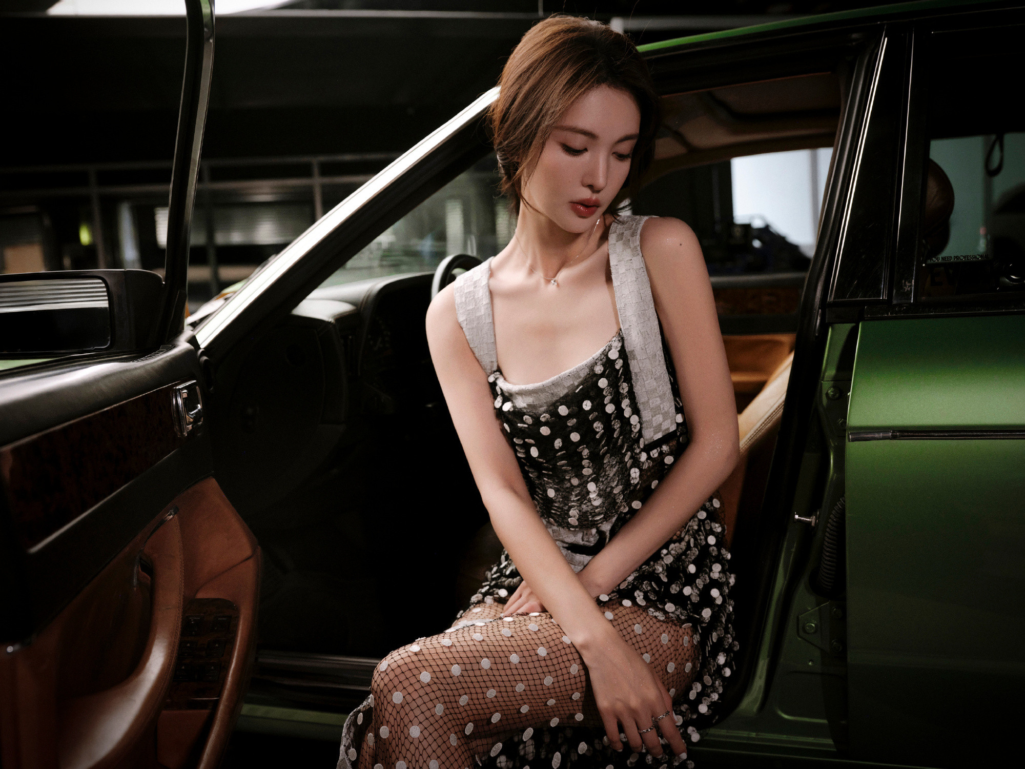 金晨，一袭亮片黑色吊带裙，温柔中透着酷美格调。金晨