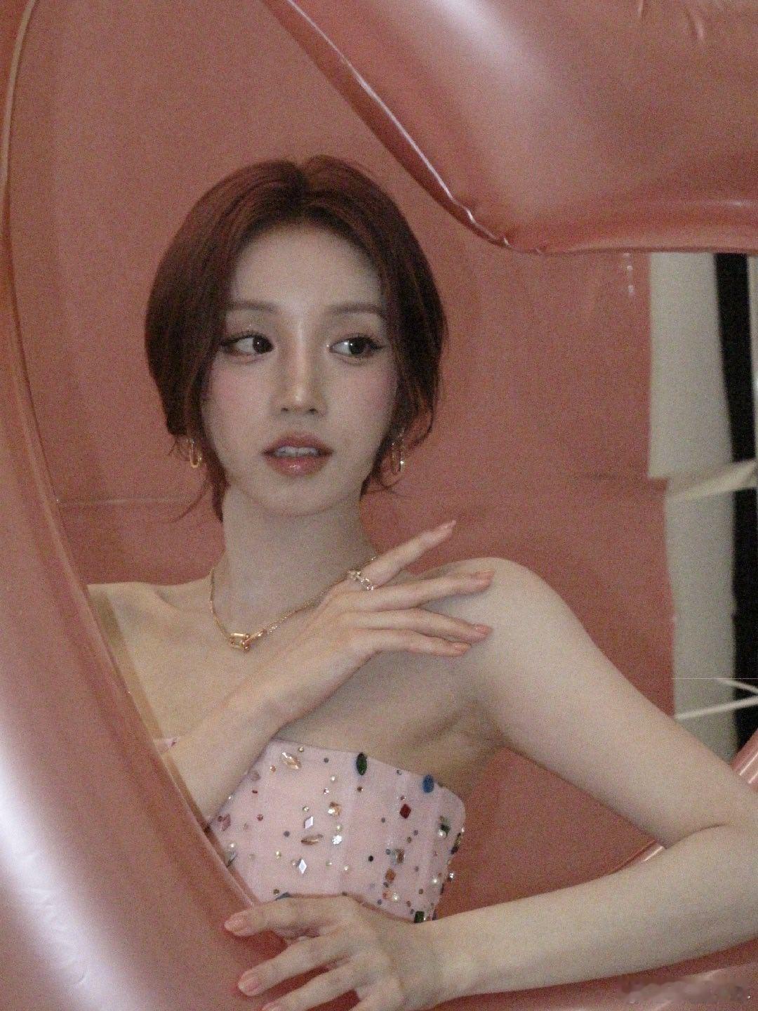 宋雨琦粉色抹胸裙宋雨琦肩颈线条太优越，抹胸裙好辣好绝，又纯又欲说的就是她！！