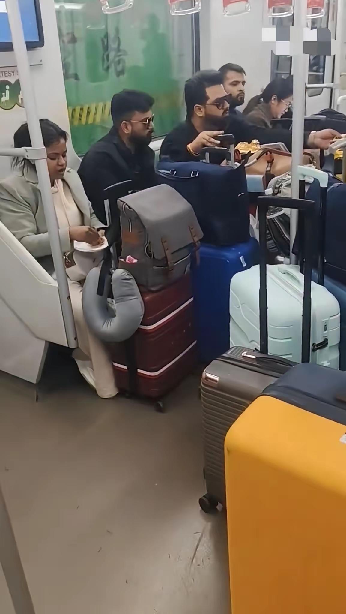 上海地铁这幕太颠覆认知了！两排外籍人士捧着碟子用手抓咖喱饭，浓郁的味道飘满整