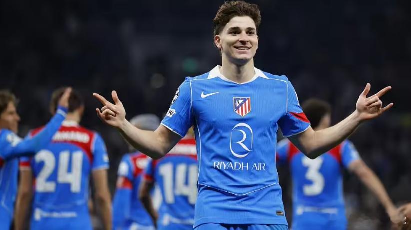 据法国足球媒体FootMercato报道，巴黎圣日耳曼持续关注马竞前锋阿尔瓦雷